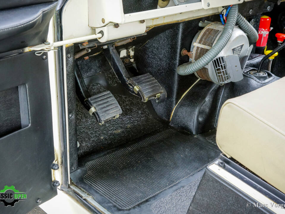 Image 13/55 of Land Rover 88 (1958)