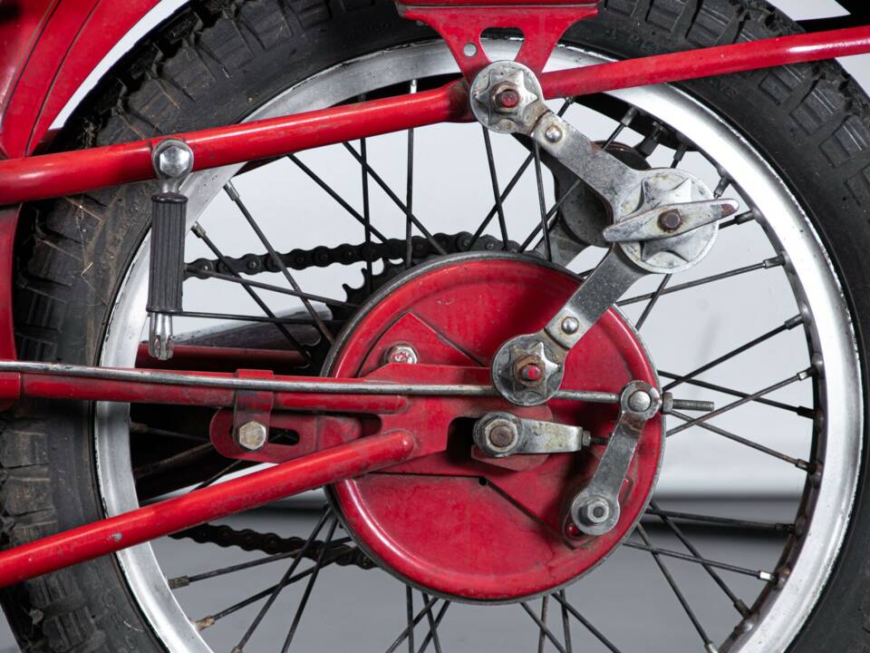 Image 18/50 de Moto Guzzi 250 SS (1950)