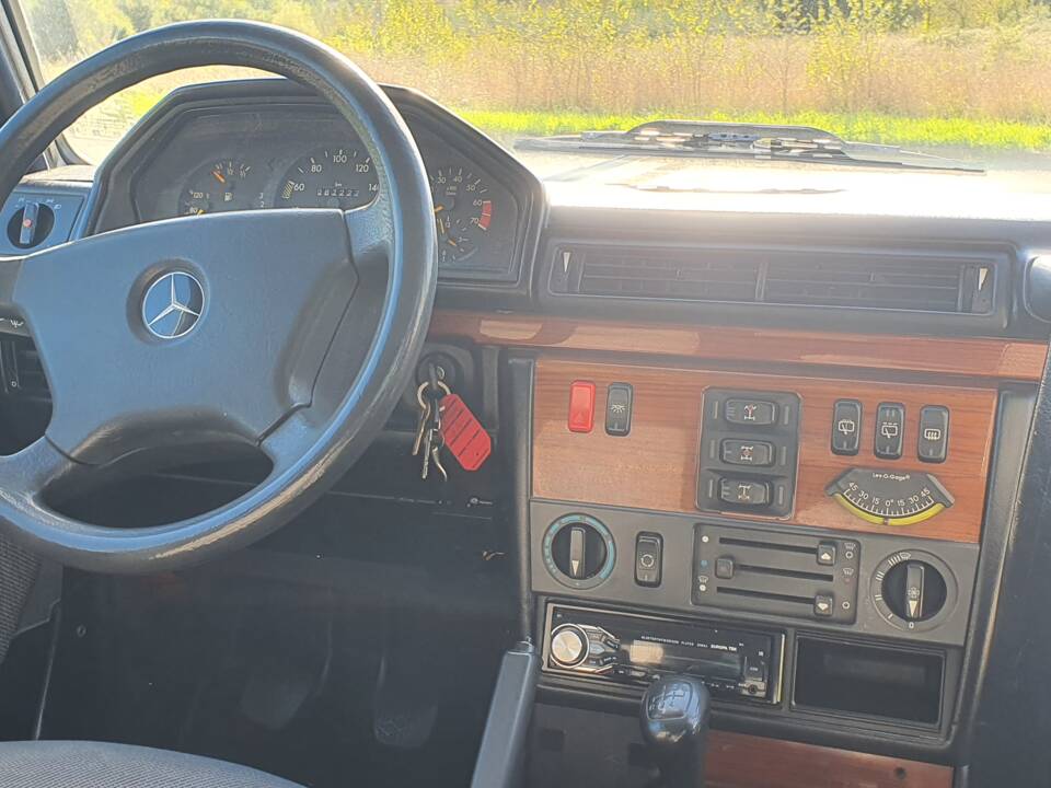 Image 22/28 of Mercedes-Benz 230 GE (SWB) (1993)