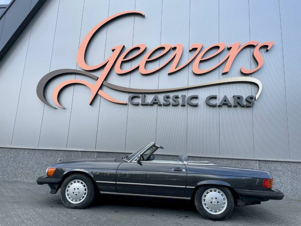 Immagine 7/36 di Mercedes-Benz 560 SL (1989)