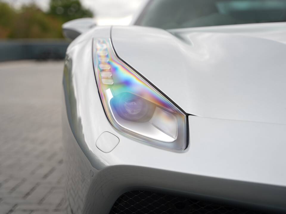 Image 39/50 of Ferrari 488 GTB (2017)