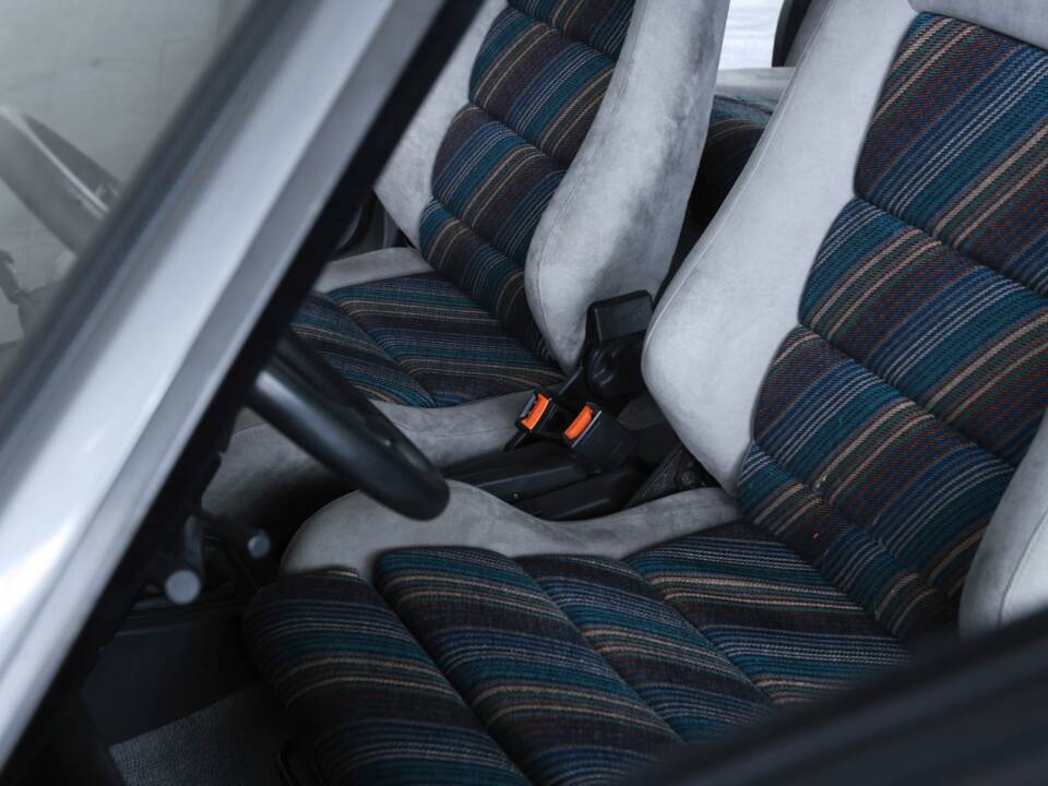 Image 32/50 of Lancia Delta HF Integrale (1988)