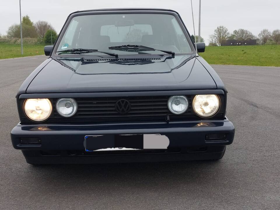 Image 1/4 de Volkswagen Golf Mk I Convertible 1.8 (1989)