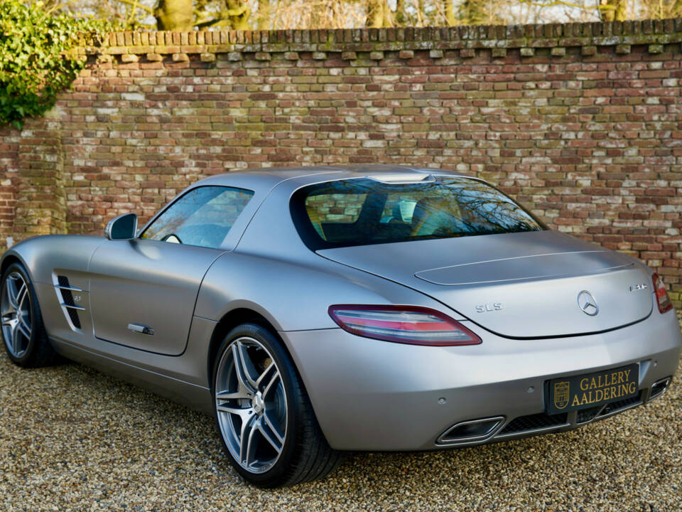 Imagen 2/50 de Mercedes-Benz SLS AMG (2011)