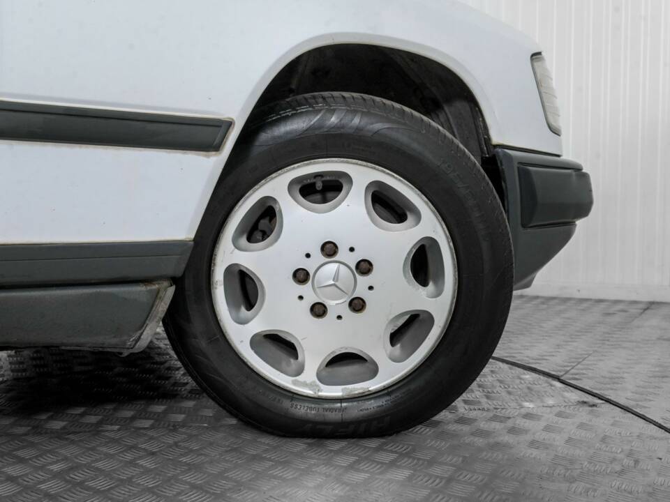 Image 44/50 of Mercedes-Benz 200 (1986)