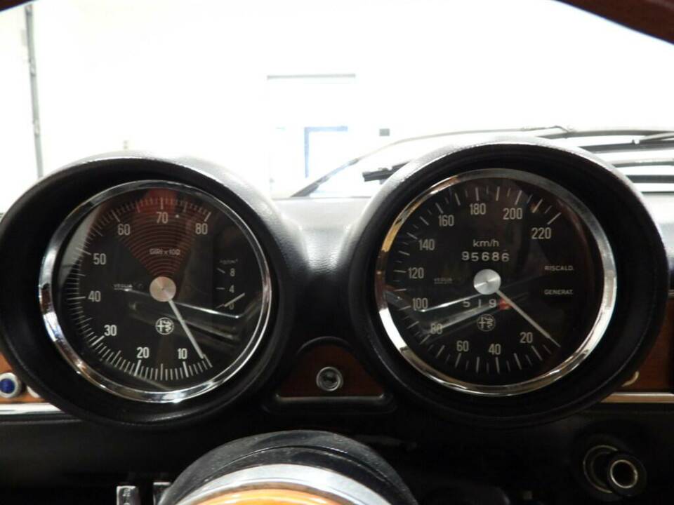 Image 5/10 of Alfa Romeo 1750 Spider Veloce (1970)