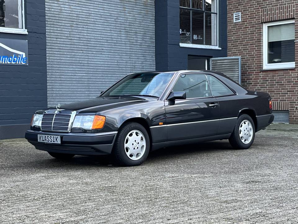 Imagen 2/68 de Mercedes-Benz 320 CE (1993)