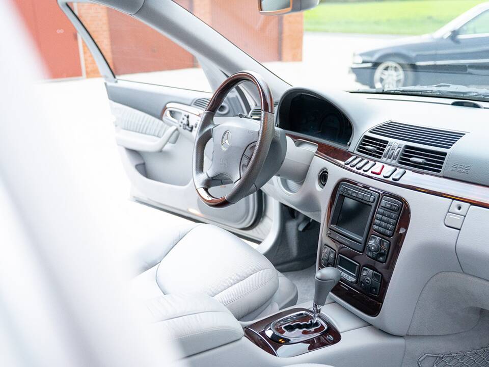 Image 32/45 of Mercedes-Benz S 55 AMG (2000)