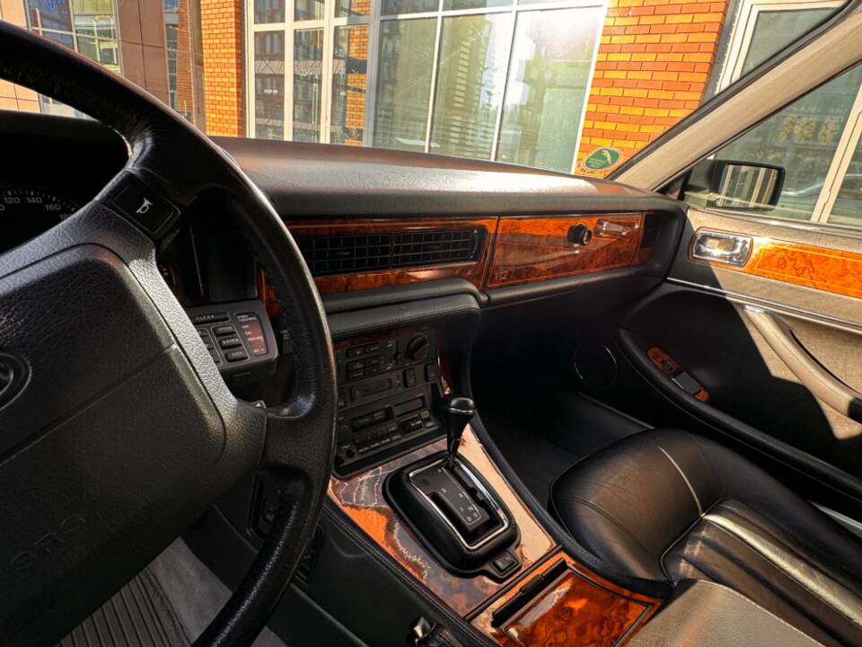 Image 17/29 de Daimler Double Six (1993)