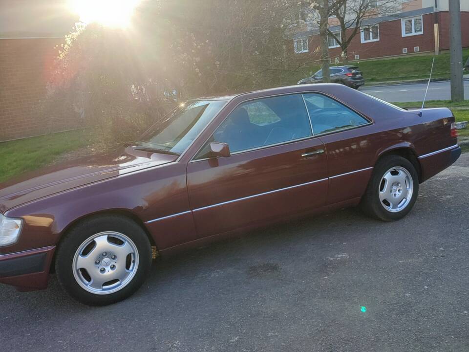 Image 7/8 of Mercedes-Benz 230 CE (1993)