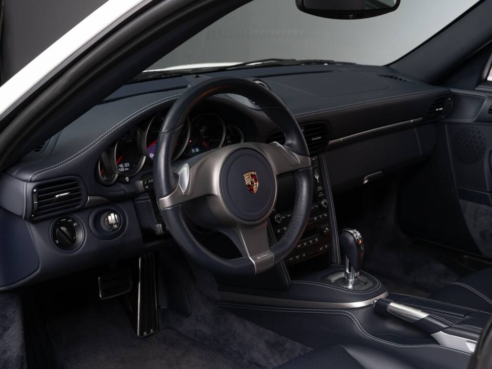 Image 24/40 of Porsche 911 Carrera 4 (2009)