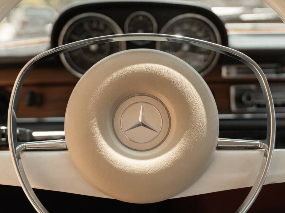 Image 30/34 of Mercedes-Benz 300 SEL 3.5 (1971)