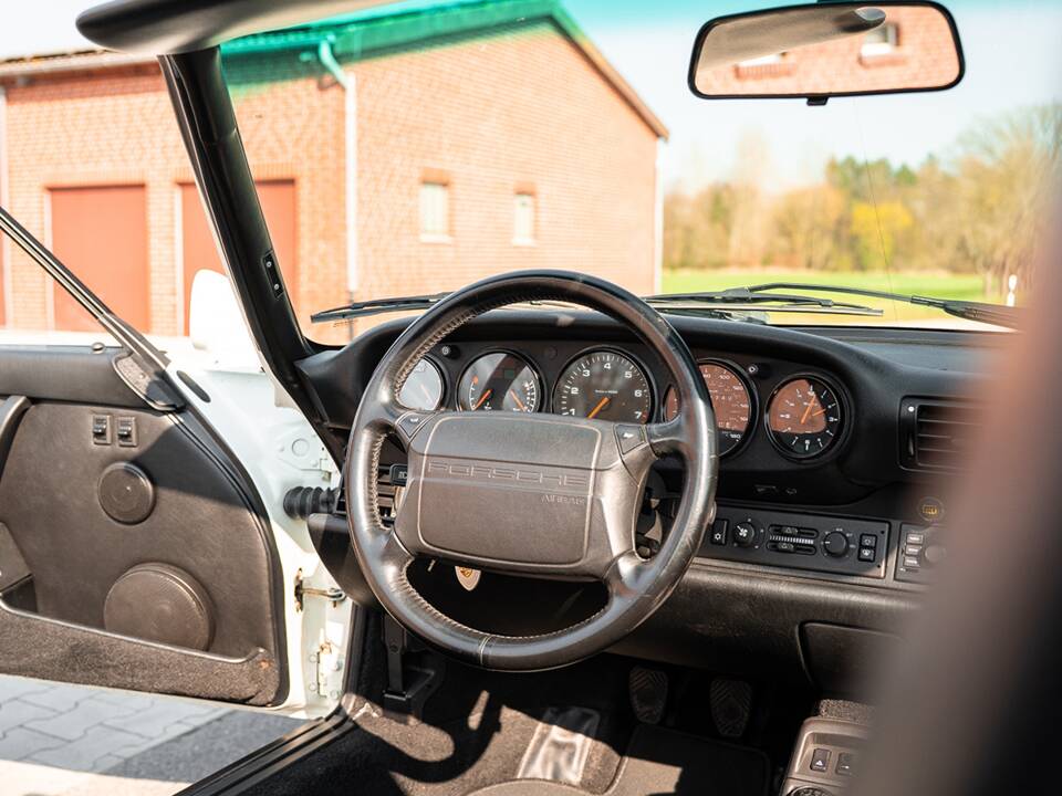 Image 33/48 of Porsche 911 Carrera 4 (1992)
