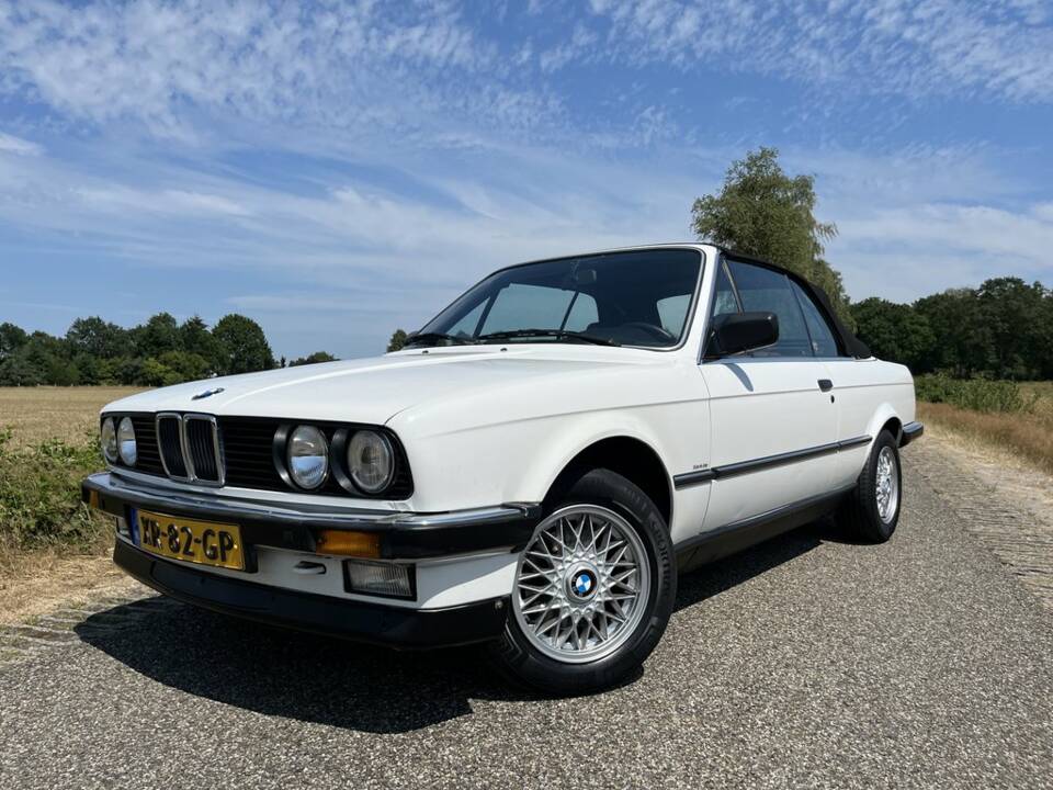 Image 5/8 of BMW 320i (1983)