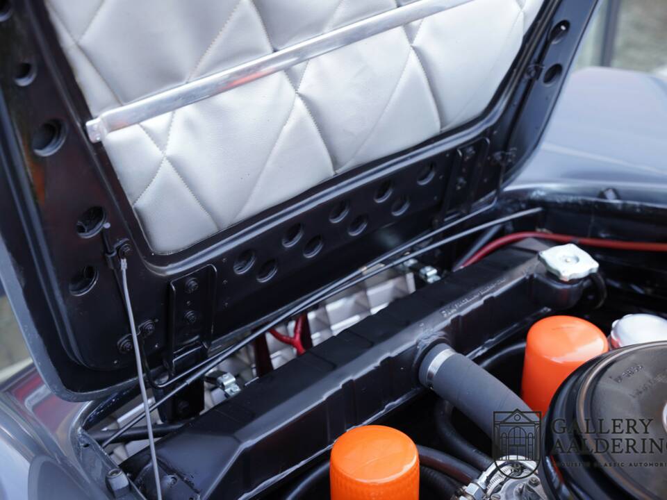 Image 20/50 de Ferrari 330 GT 2+2 (1965)