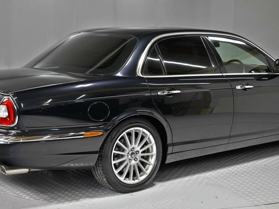 Image 10/50 of Jaguar XJ 8 4.2 (2006)
