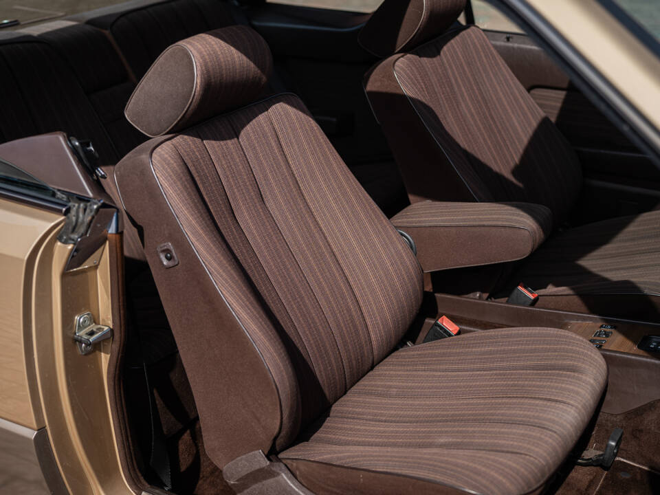 Image 37/40 of Mercedes-Benz 300 CE (1987)
