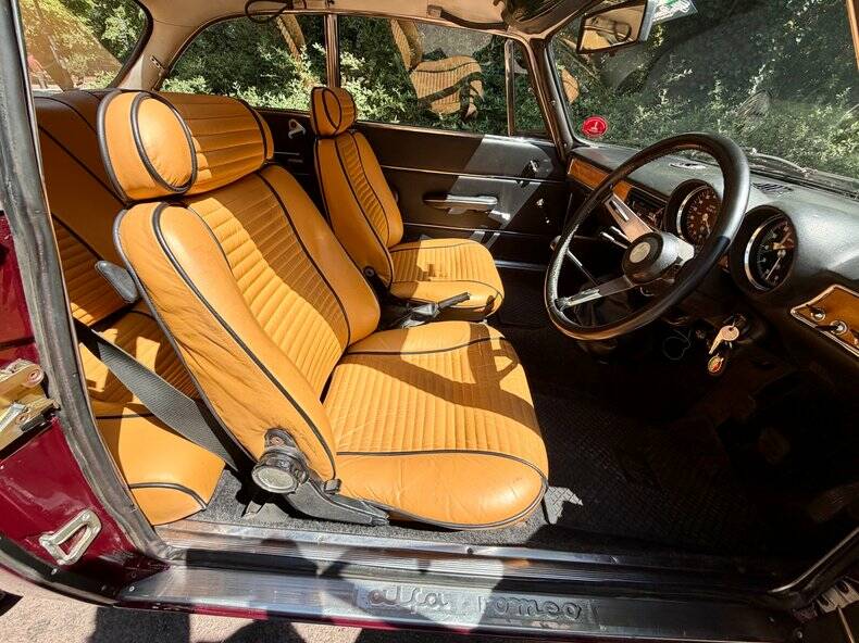 Image 6/48 of Alfa Romeo Giulia 1600 GT Junior (1972)