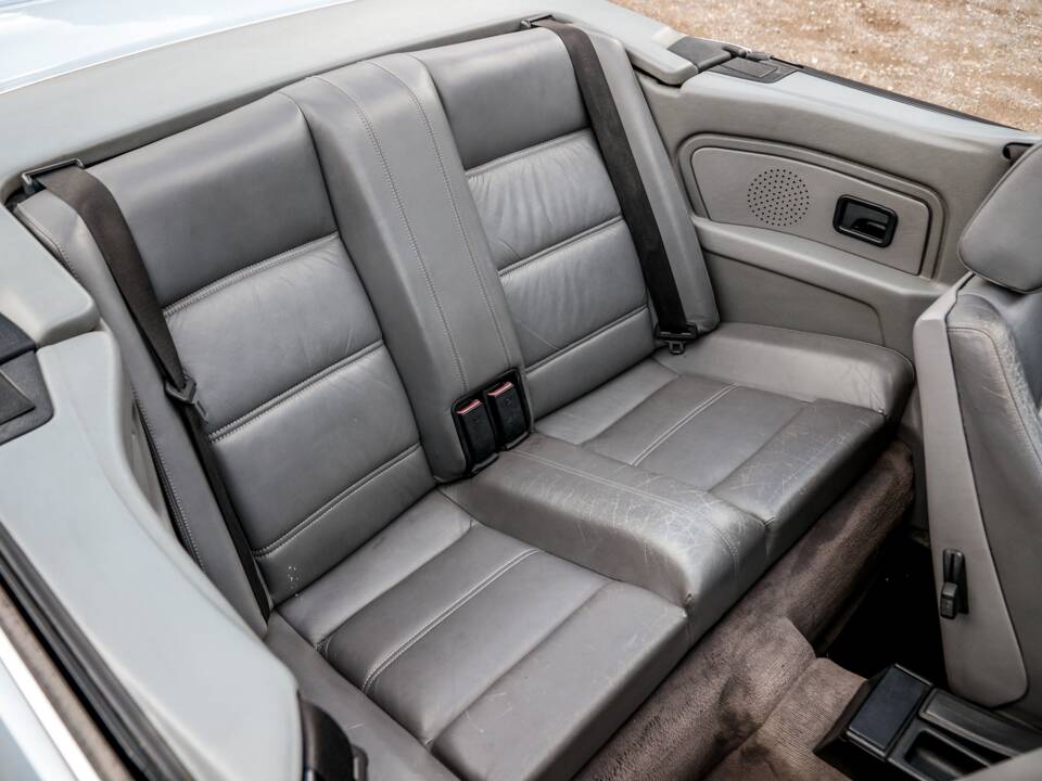 Immagine 13/28 di BMW 318i (1993)