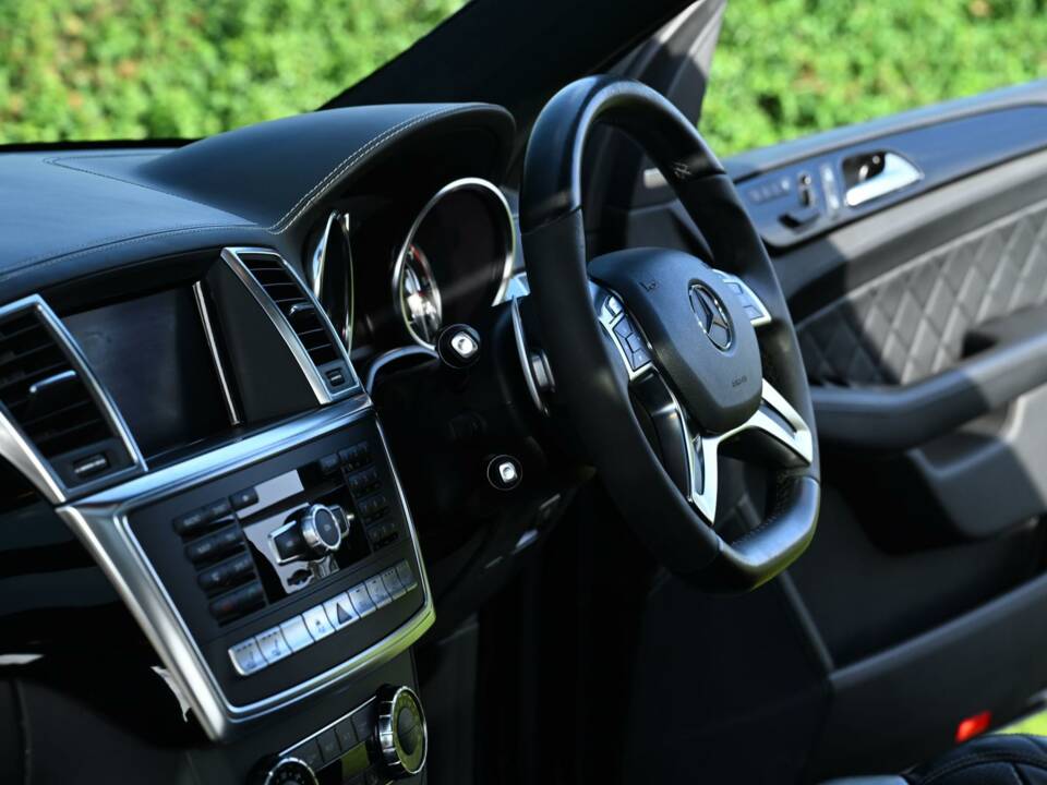 Image 36/49 of Mercedes-Benz ML 63 AMG (2013)