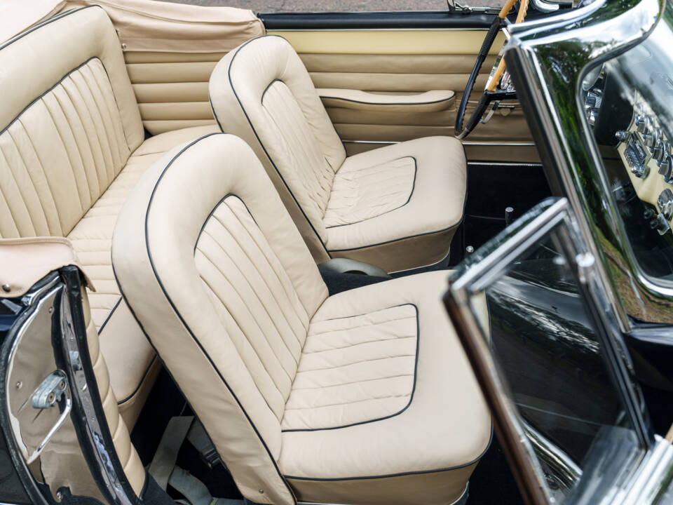 Image 26/28 of Dual-Ghia Convertible (1957)