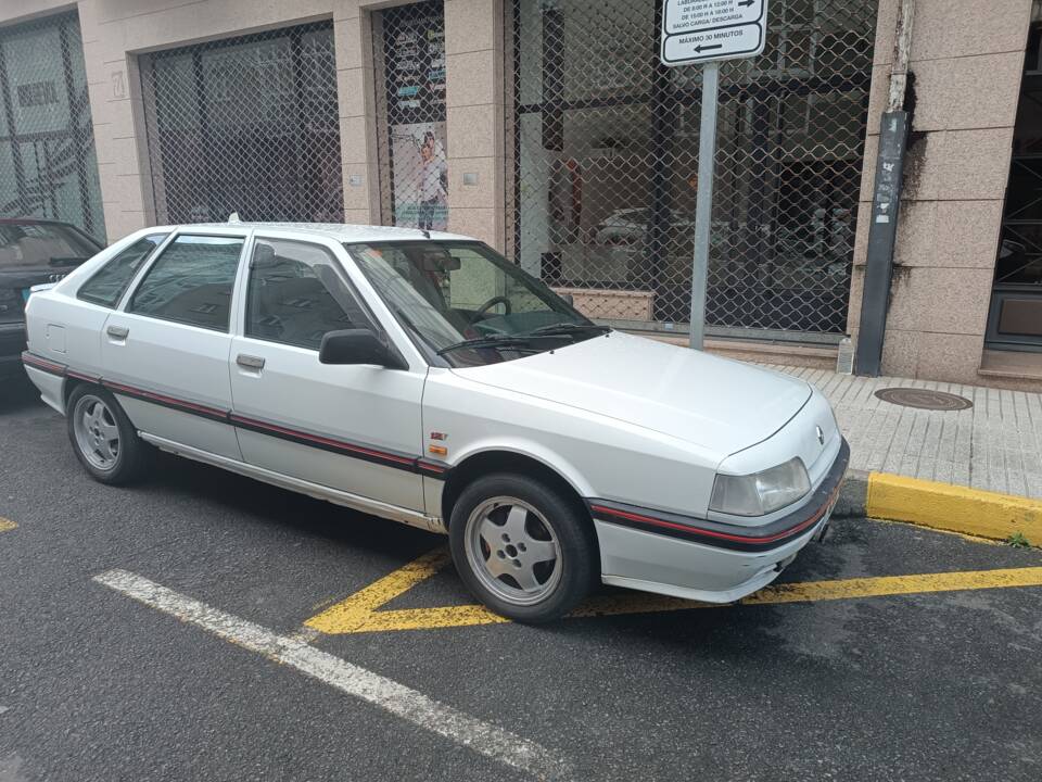 Immagine 9/10 di Renault R 21 TXE (1991)