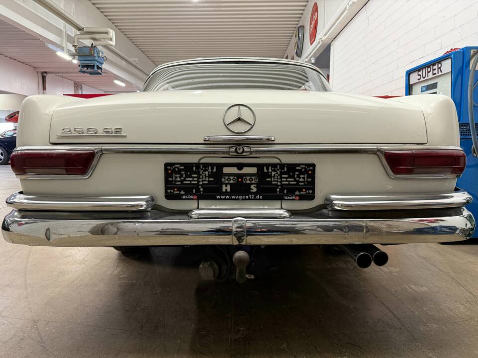 Image 15/18 of Mercedes-Benz 250 CE (1968)