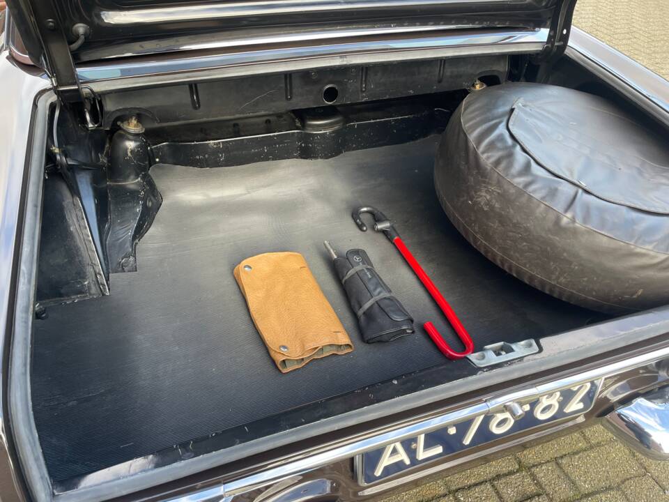 Image 14/25 of Mercedes-Benz 280 SL (1970)