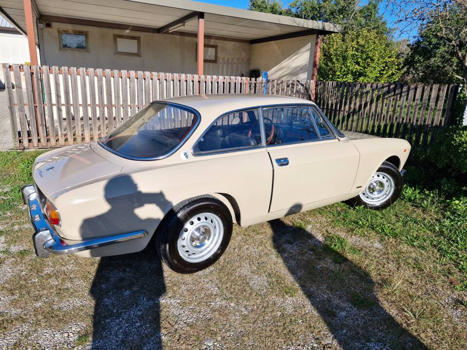 Bild 6/11 von Alfa Romeo Giulia 1300 GT Junior (1975)