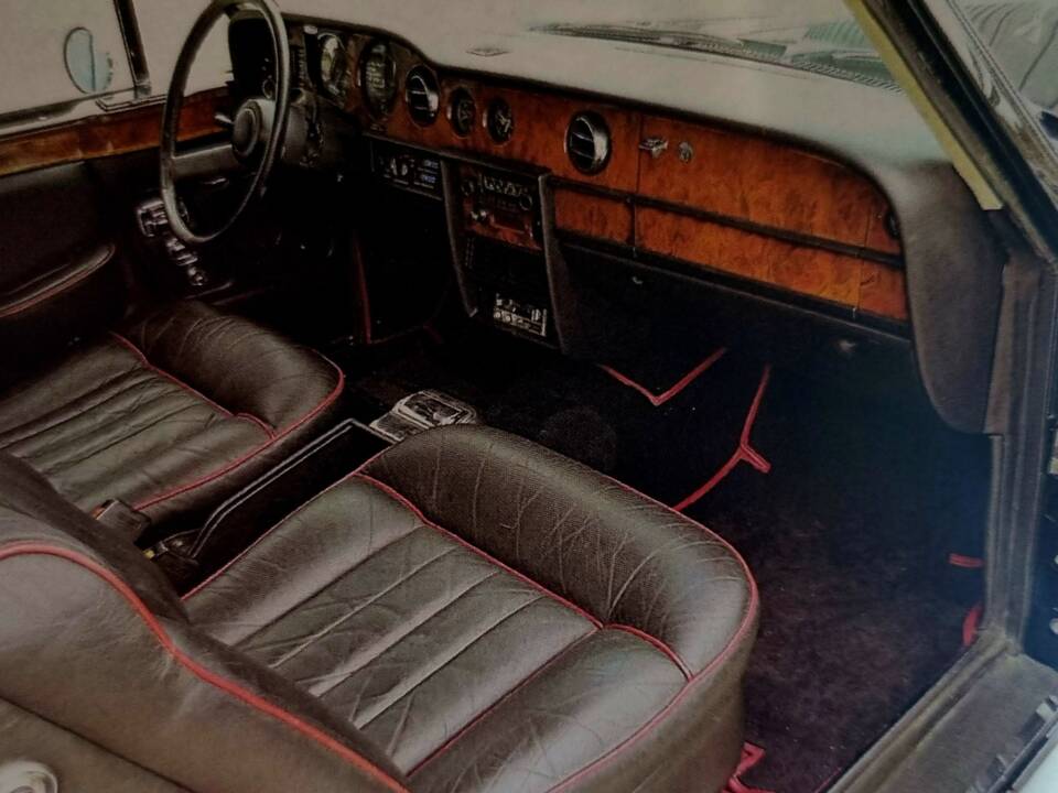 Image 11/12 of Rolls-Royce Corniche I (1976)