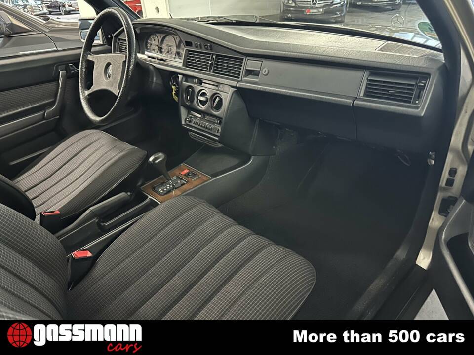 Image 11/15 of Mercedes-Benz 190 E (1985)