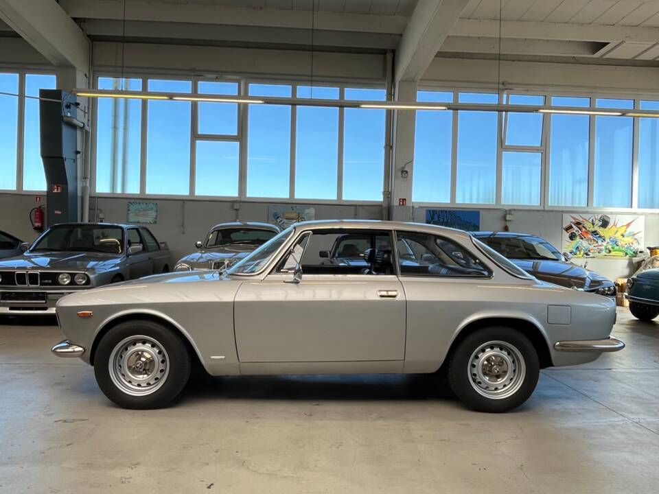 Image 31/39 of Alfa Romeo Giulia GT 1300 Junior (1970)