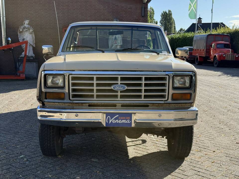 Image 2/22 of Ford F-250 (1983)