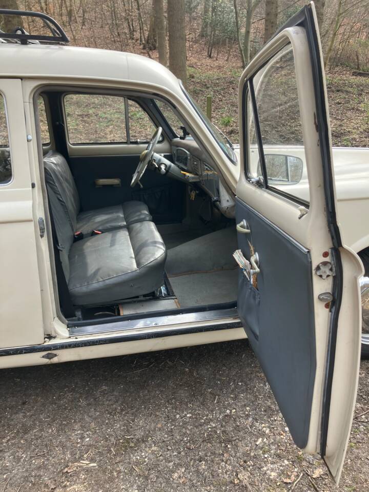 Image 7/18 of Peugeot 403 Familiale (1958)