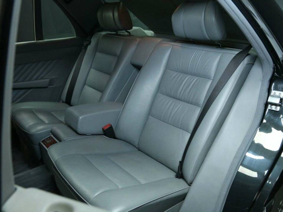 Image 20/30 of Mercedes-Benz 560 SEL (1989)