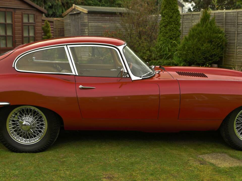 Image 7/50 de Jaguar E-Type (1968)