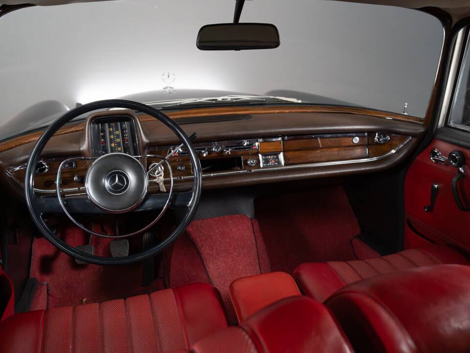 Bild 26/31 von Mercedes-Benz 230 S Universal (1967)