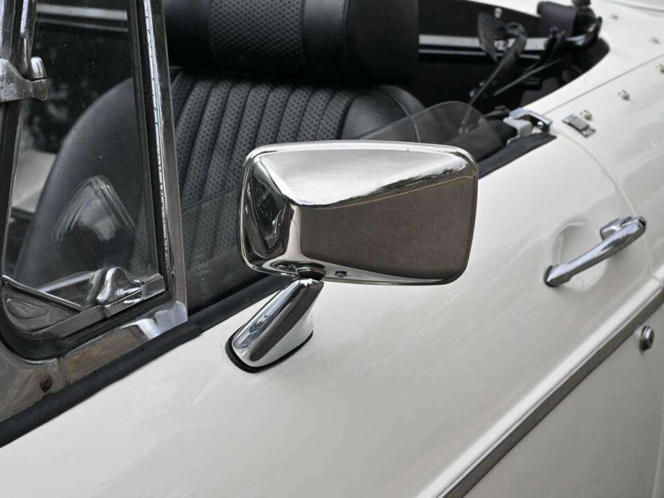 Image 29/50 of MG MGB (1972)