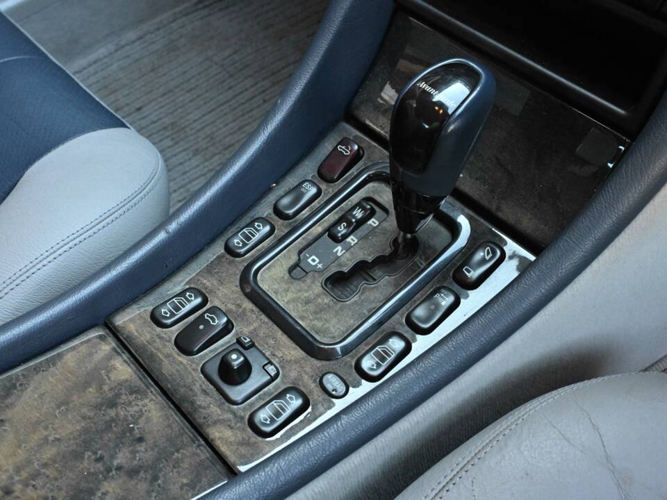 Image 9/50 of Mercedes-Benz CLK 230 Kompressor (2002)