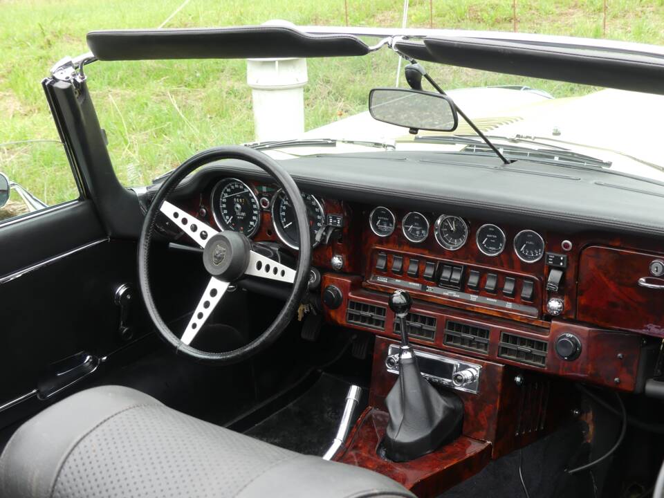 Image 24/74 de Jaguar Type E V12 (1973)