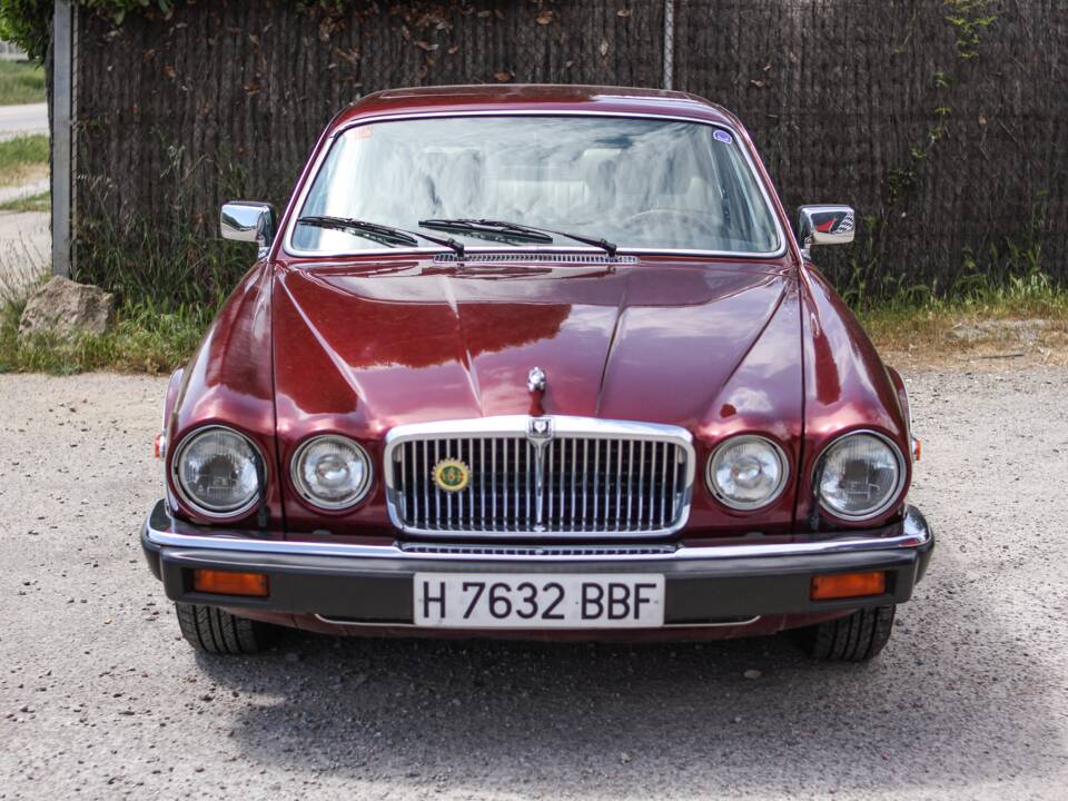 Image 2/44 of Jaguar XJ 12 (1990)