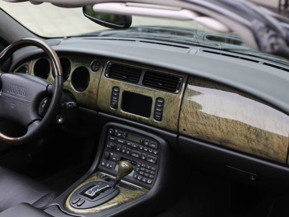 Immagine 11/45 di Jaguar XKR (2001)