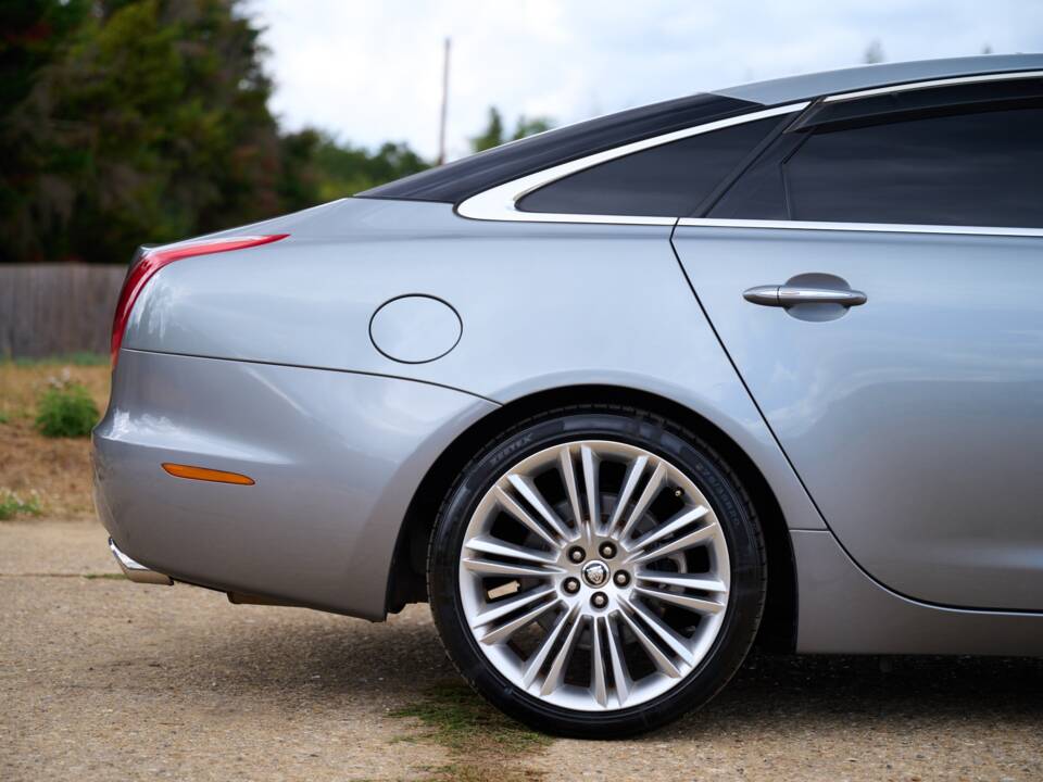 Bild 26/50 von Jaguar XJ 5.0 (2010)