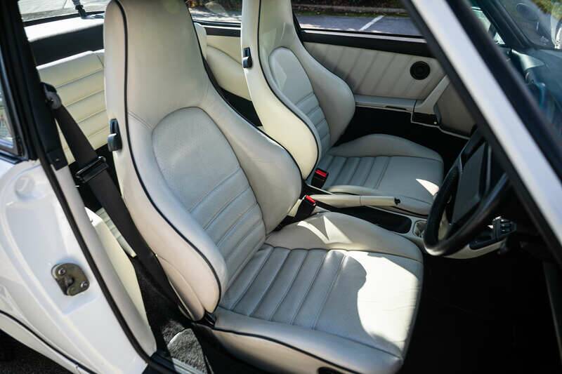 Image 31/38 of Porsche 911 Carrera 4 (1990)