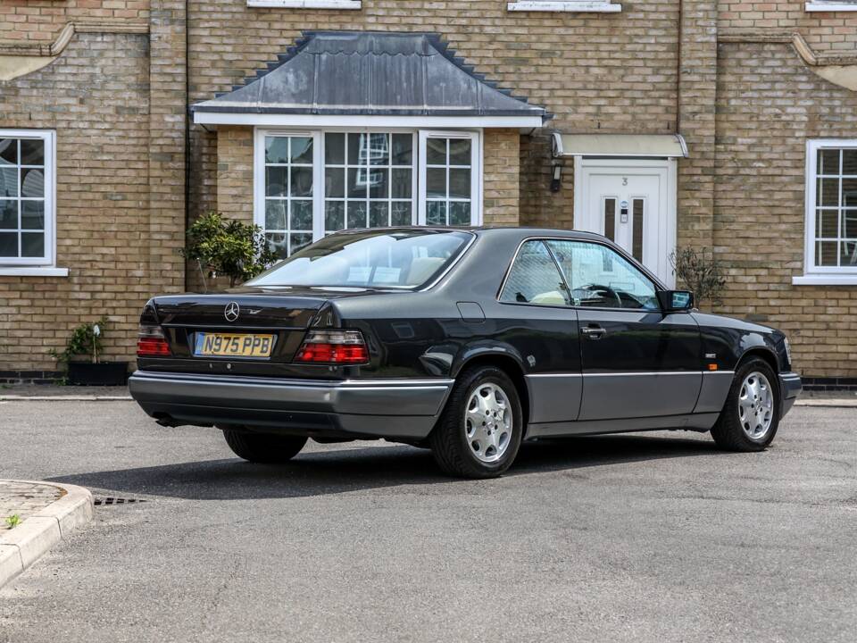Image 20/37 of Mercedes-Benz E 320 (1995)