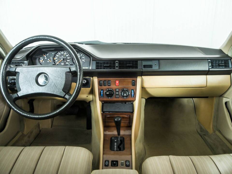 Image 7/50 of Mercedes-Benz 300 TD (1986)