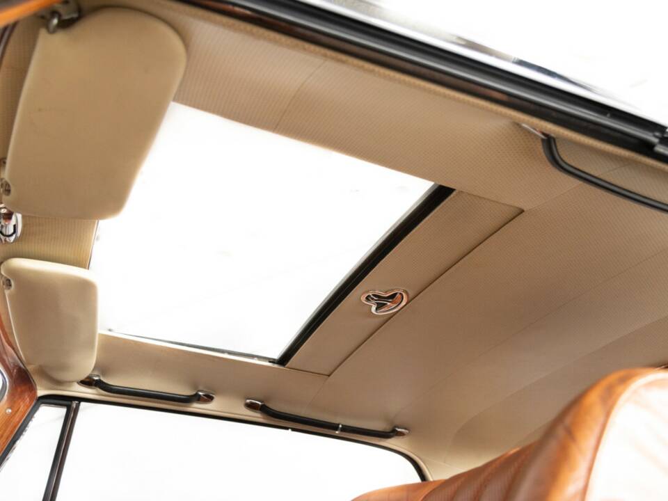 Bild 24/44 von Mercedes-Benz 220 SE b (1964)