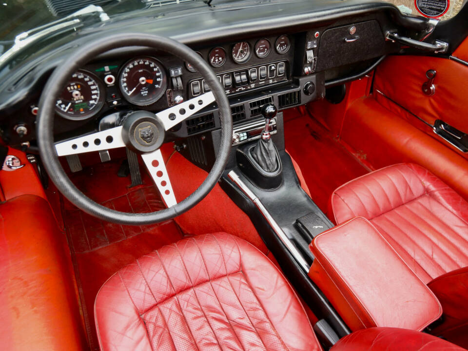 Image 3/50 of Jaguar E-Type V12 (1974)