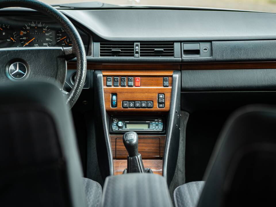 Imagen 35/72 de Mercedes-Benz 250 TD (1991)