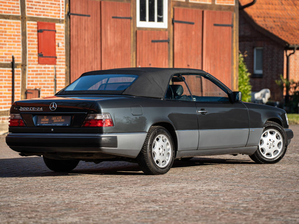 Image 13/44 de Mercedes-Benz 300 CE-24 (1993)